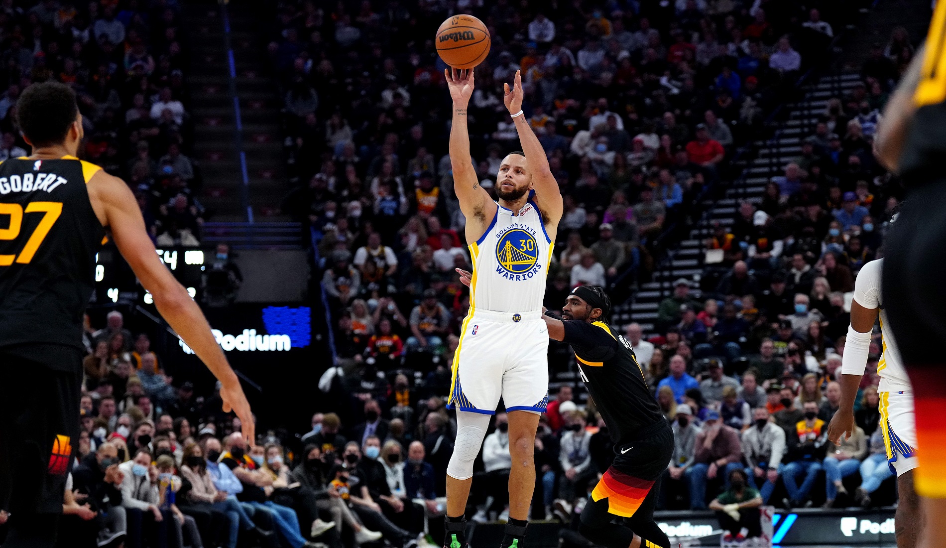 Stephen Curry breaks own record with 3-pointer in 158th straight game ...